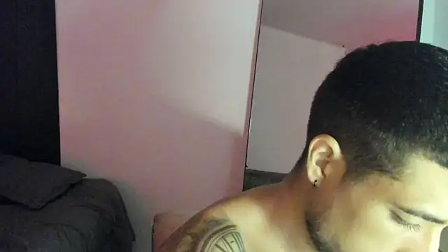 Snapshot of ThiagoLugo chatting on October 18, 12:23 am ThiagoLugo online show from October 18, 12:23 am