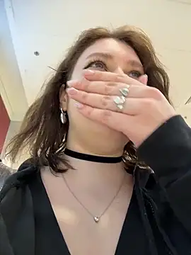 lucy-joy online show from February 24, 9:32 am