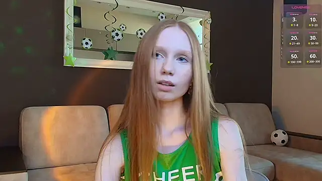 Snapshot of FoxyMira chatting on June 21, 4:24 pm FoxyMira online show from June 21, 4:24 pm