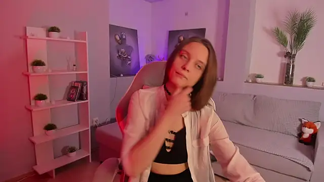 Snapshot of AlicePill chatting on December 1, 2:45 am AlicePill online show from December 1, 2:45 am