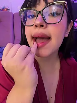 Snapshot of Emily_Taylor2 chatting on February 8, 10:07 pm Emily Taylor2 online show from February 8, 10:07 pm