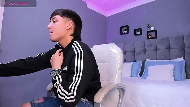 Snapshot of Ares_di_martin chatting on November 8, 5:11 am Ares di martin online show from November 8, 5:11 am