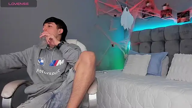 Snapshot of Ares_di_martin chatting on October 28, 4:24 am Ares di martin online show from October 28, 4:24 am