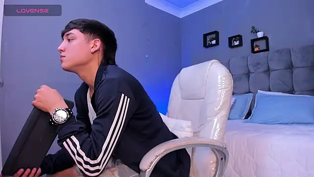 Snapshot of Ares_di_martin chatting on November 14, 5:33 am Ares di martin online show from November 14, 5:33 am