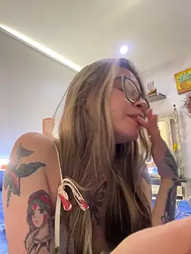 Snapshot of KoraSweett chatting on February 21, 7:27 pm KoraSweett online show from February 21, 7:27 pm