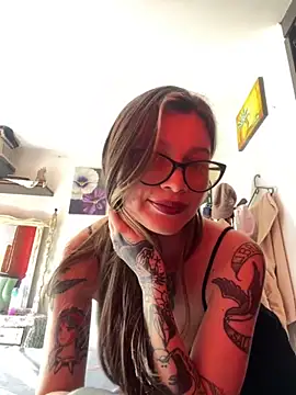 Snapshot of KoraSweett chatting on November 17, 7:07 pm KoraSweett online show from November 17, 7:07 pm