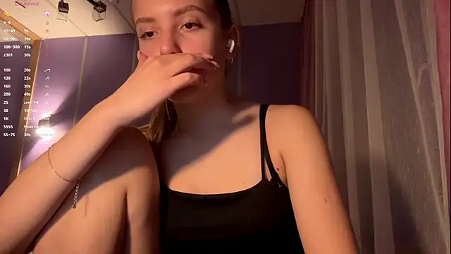 Snapshot of LinaMoonBlessed chatting on December 20, 11:35 am LinaMoonBlessed online show from December 20, 11:35 am