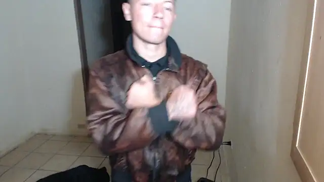 Snapshot of BlondZilla chatting on December 19, 1:35 pm BlondZilla online show from December 19, 1:35 pm