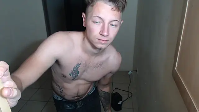 Snapshot of BlondZilla chatting on December 18, 8:08 am BlondZilla online show from December 18, 8:08 am