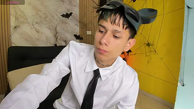 Snapshot of jake_beach chatting on October 31, 7:21 pm jake beach online show from October 31, 7:21 pm