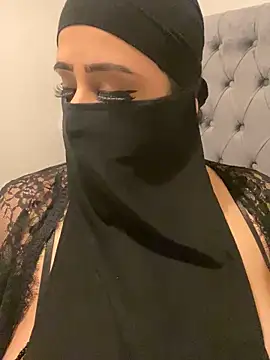 Snapshot of Pari_Persianbaddie6 chatting on April 7, 12:01 am Pari Persianbaddie6 online show from April 7, 12:01 am