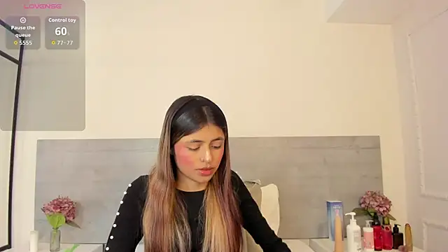 sunnyWhitee online show from April 23, 7:15 pm
