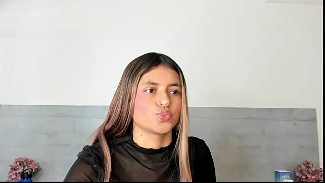 sunnyWhitee online show from March 21, 7:18 pm