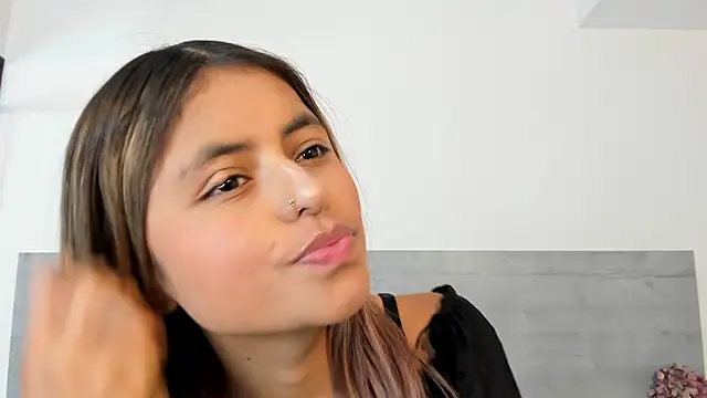 sunnyWhitee online show from March 9, 7:06 pm