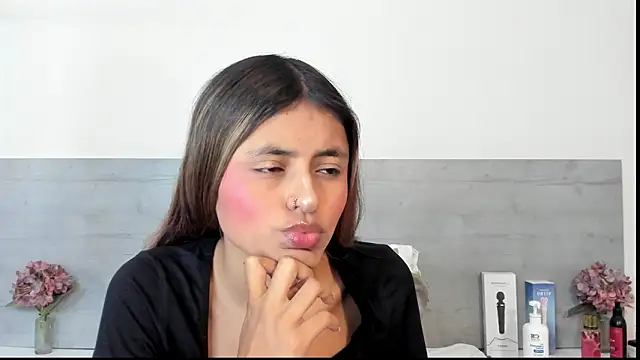 sunnyWhitee online show from March 25, 3:11 pm