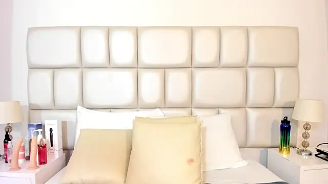 sunnyWhitee online show from February 5, 7:32 pm