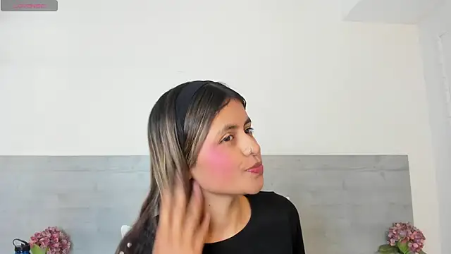 sunnyWhitee online show from April 15, 7:18 pm