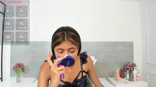 sunnyWhitee online show from December 4, 7:24 pm