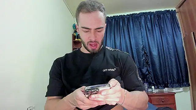 Snapshot of MaxDell chatting on November 17, 10:03 pm MaxDell online show from November 17, 10:03 pm