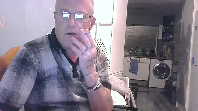 Snapshot of hefin18 chatting on February 26, 11:09 pm hefin18 online show from February 26, 11:09 pm