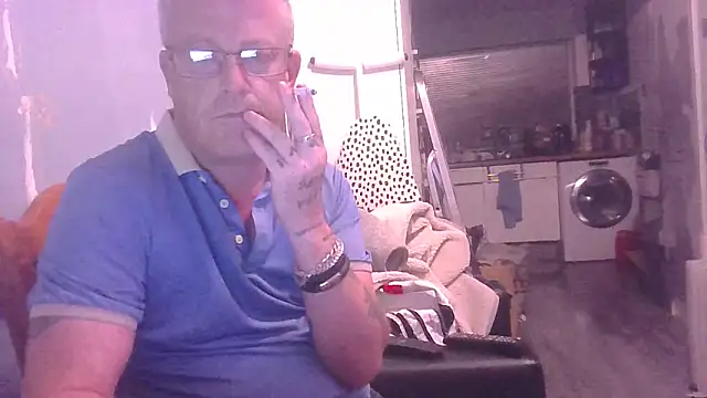 Snapshot of hefin18 chatting on October 2, 8:12 pm hefin18 online show from October 2, 8:12 pm