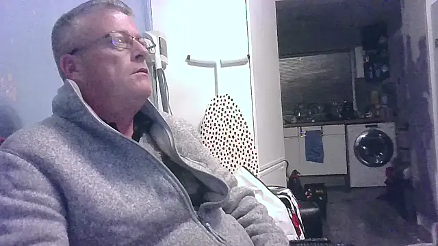 Snapshot of hefin18 chatting on February 26, 7:32 pm hefin18 online show from February 26, 7:32 pm