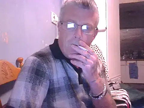 Snapshot of hefin18 chatting on February 12, 8:50 pm hefin18 online show from February 12, 8:50 pm