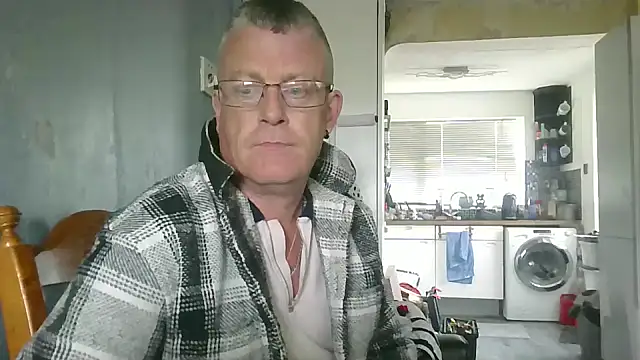 Snapshot of hefin18 chatting on February 17, 1:11 pm hefin18 online show from February 17, 1:11 pm