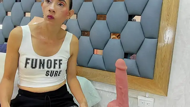 Snapshot of crystal_sm chatting on December 4, 3:16 am crystal sm online show from December 4, 3:16 am