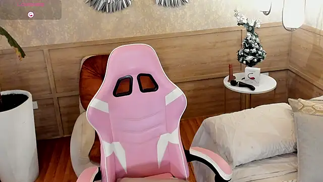 Skyyle  online show from December 22, 1:00 pm