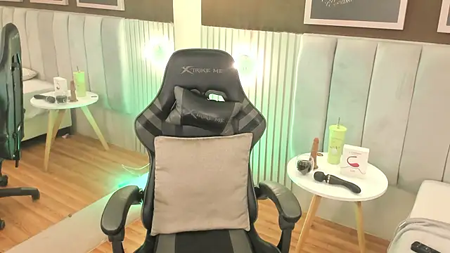 Skyyle  online show from April 14, 1:05 pm