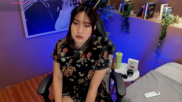 Skyyle  online show from April 4, 12:45 pm