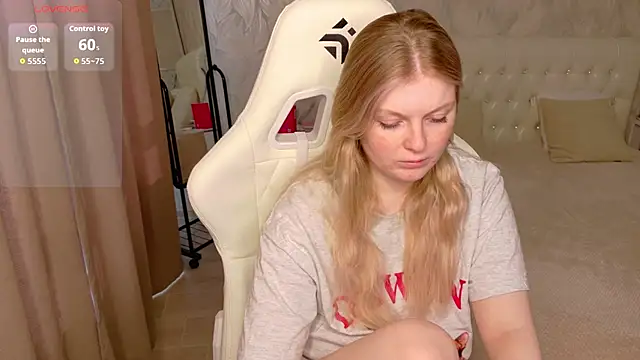 AmeliaDiamond online show from April 9, 10:10 am