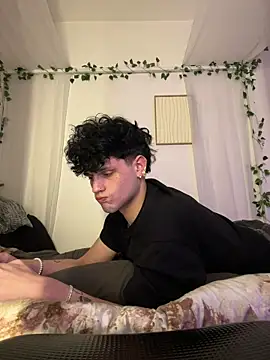 Snapshot of tyler_boo chatting on March 4, 9:55 pm tyler boo online show from March 4, 9:55 pm