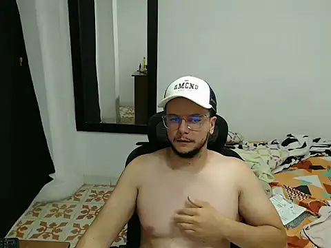 Snapshot of cloudsxxx chatting on February 13, 10:43 pm cloudsxxx online show from February 13, 10:43 pm