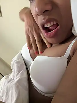 Snapshot of Ladyboyluxe chatting on February 28, 1:05 am Ladyboyluxe online show from February 28, 1:05 am