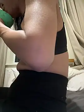 Snapshot of Ladyboyluxe chatting on February 21, 4:58 am Ladyboyluxe online show from February 21, 4:58 am