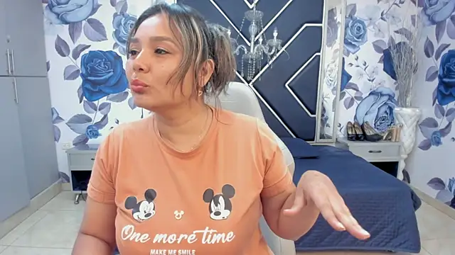 LatinaHoleQueen online show from November 7, 3:16 pm