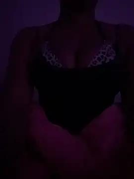 Snapshot of th33h0neyb33 chatting on December 14, 6:30 am th33h0neyb33 online show from December 14, 6:30 am