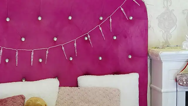 Snapshot of AlexisDevine chatting on December 5, 5:28 am AlexisDevine online show from December 5, 5:28 am