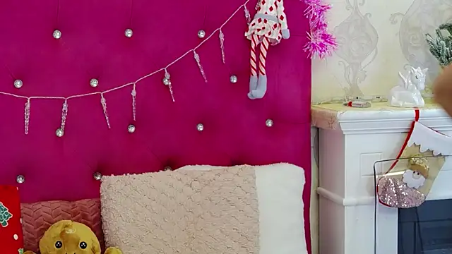 Snapshot of AlexisDevine chatting on December 15, 5:24 am AlexisDevine online show from December 15, 5:24 am