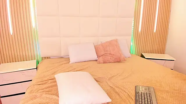 Elody rousse online show from October 31, 12:13 pm