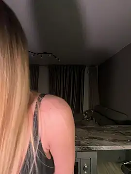 Elizebeth Parker online show from March 29, 9:05 pm