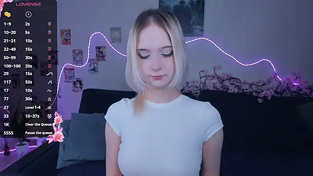 Megan--chan online show from April 5, 5:08 pm