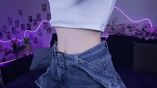 Snapshot of Megan--chan chatting on November 18, 7:50 pm Megan--chan online show from November 18, 7:50 pm