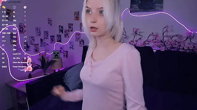 Snapshot of Megan--chan chatting on November 22, 7:24 pm Megan--chan online show from November 22, 7:24 pm