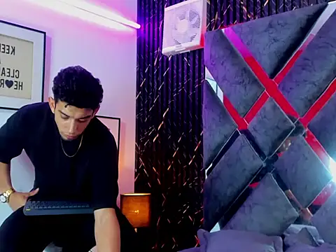 Snapshot of prince_arthur77 chatting on June 21, 4:13 pm prince arthur77 online show from June 21, 4:13 pm