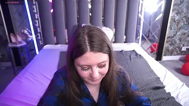 Snapshot of CraveeDoll chatting on March 1, 7:47 pm CraveeDoll online show from March 1, 7:47 pm