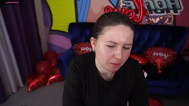 Snapshot of CraveeDoll chatting on February 10, 1:54 pm CraveeDoll online show from February 10, 1:54 pm