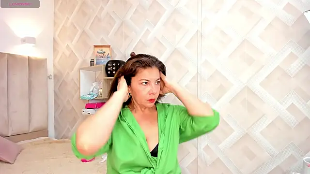 Clhoe Johnson online show from July 16, 12:57 pm
